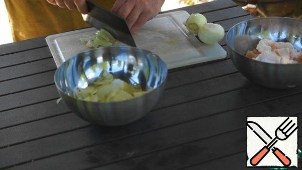 Cut the fat into large cubes, and the onion into half rings.