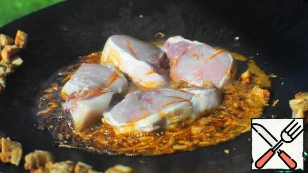 Fry the onion on lard until soft, add paprika and red pepper. Put the loin on the resulting pillow.
