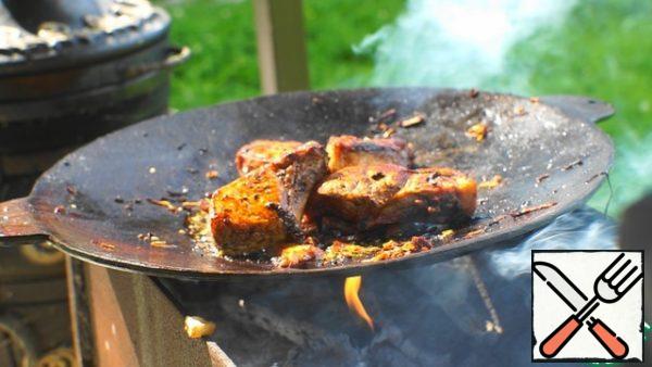 When the potatoes are ready, mix them with fried onions and bacon, and put the finished loin on top.