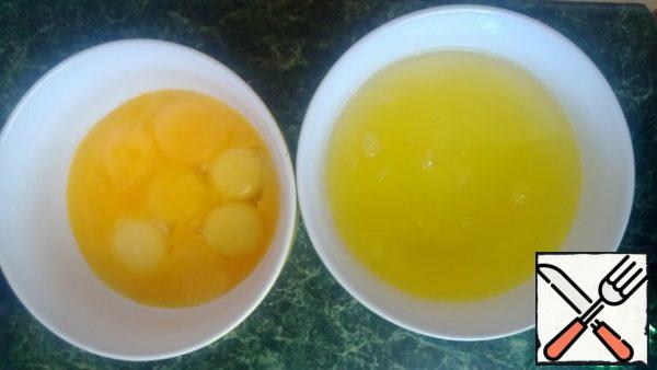While the chocolate and butter are being heated, we proceed to the next step. Separate the whites from the yolks.