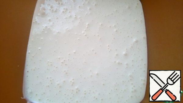 Beat the yolks with sugar for 5 minutes (this time is very important).