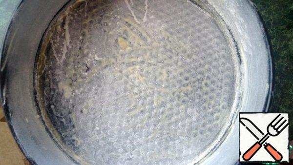 Form (split) lubricate with oil and sprinkle with flour.
