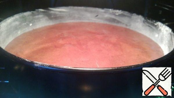 Pour the dough into the mold and bake for 35 minutes at a temperature of 150 gr., maximum 40 minutes.