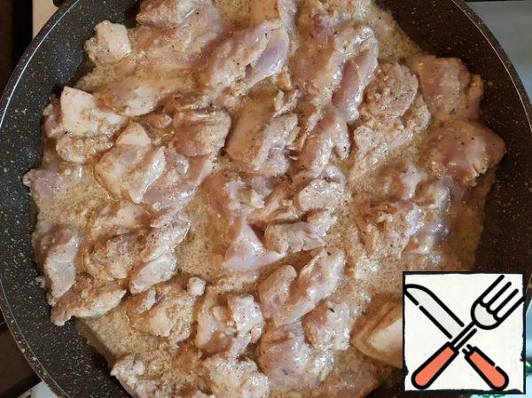 Heat the oil and fry the chicken on all sides for 5-6 minutes. And put it aside.