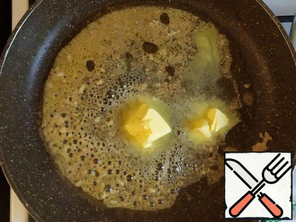 In the same pan, melt 30 grams of butter.