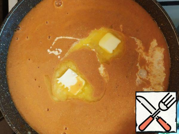 Pour back into the pan. Add 45 grams of butter and cream. Melt the butter and stir.