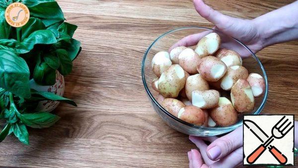 Unpeeled new potatoes, it is better to take a small size, wash, cut out the eyes.