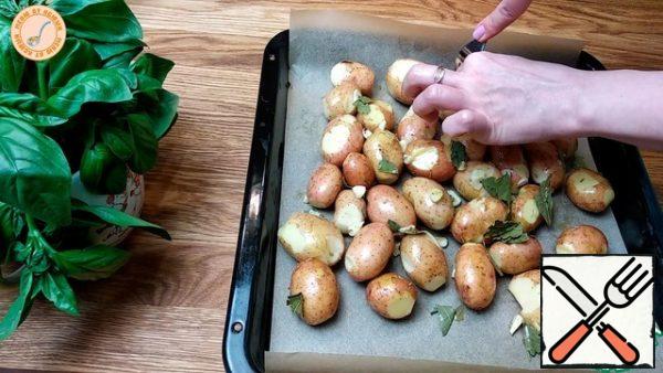 I pierce the potatoes with a fork and put them in the preheated oven at 180 degrees for 30-35 minutes.