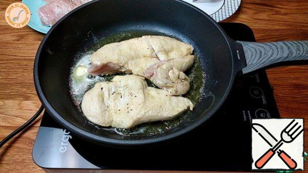 Fry the fillet for 2 minutes on each side.