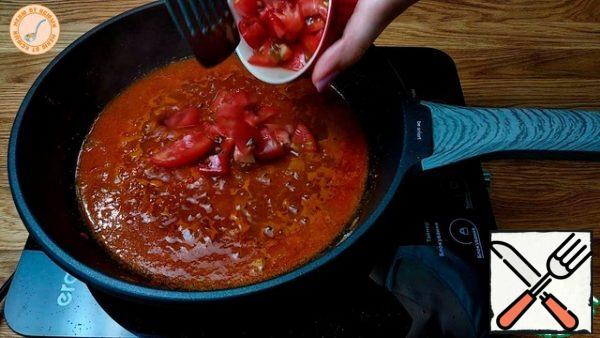 In the same pan, fry the onion, add the broth, tomatoes, stew the fried fillet for 8 minutes, add the olives, capers, Basil.