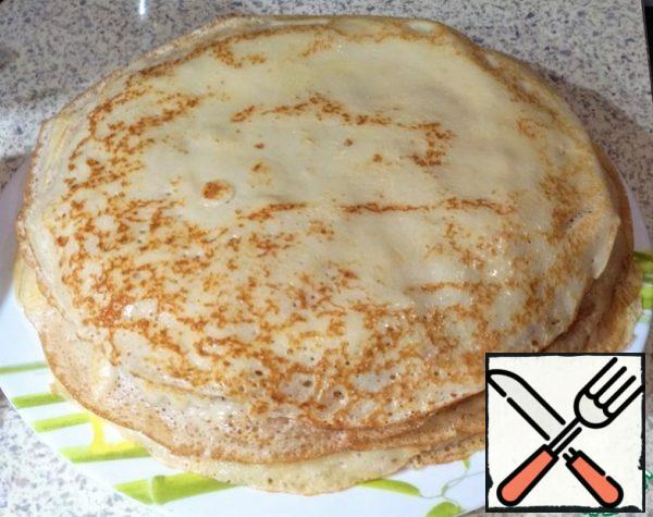 Bake pancakes in a frying pan, if necessary, smearing it with sunflower oil. Ready-made pancakes, if desired, smear with melted butter. I got 10 pancakes.