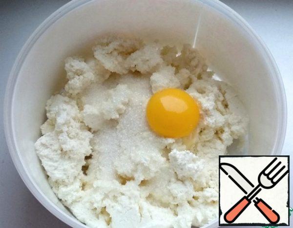 For the filling, mix the cottage cheese, egg yolk, sugar, and mix.