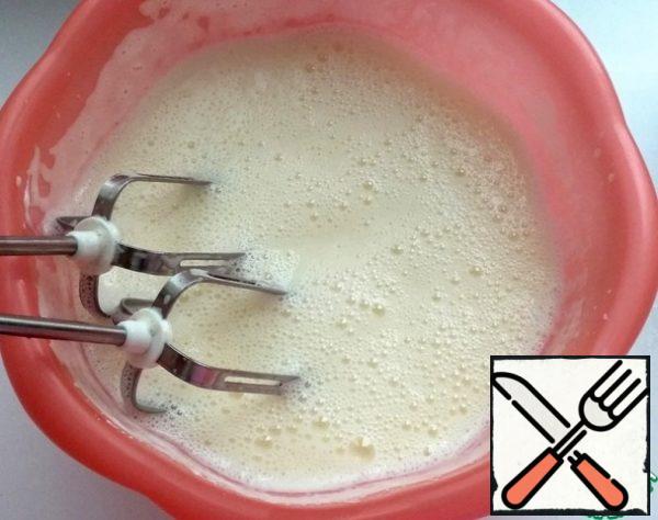 Beat with a mixer at high speed for 3-4 minutes, until white foam appears. Then add sour cream and lemon juice and beat again.
