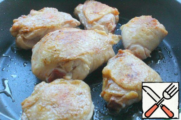 Fry the chicken until Golden brown.
Place on a plate.