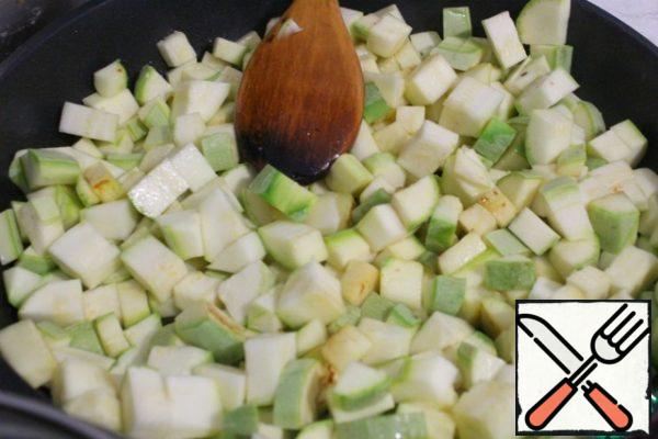 Peel the zucchini (I had young ones and I didn't clean them all) and cut them into cubes.
Fry the zucchini in the remaining chicken fat.