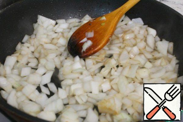 Cut the onion into cubes and fry in oil until Golden brown with a pinch of sugar - it is very important to fry the onion well!!!