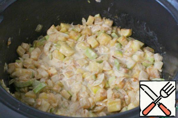 Add sour cream, salt, pepper to the onion, put out a little, add zucchini, mix.
Taste.