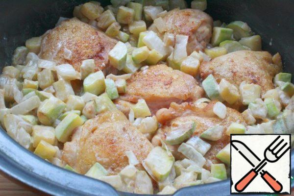 Put the chicken in the onion and zucchini.
Cover and simmer over low heat until the chicken is cooked.
