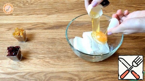 Add egg, sugar, vanilla sugar, salt, semolina to the curd.