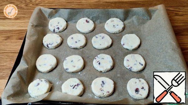 Form cheesecakes, you can grease with egg yolk and bake in the oven for 30-35 minutes, at a temperature of 180 degrees.