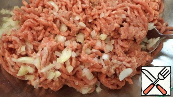Mix the minced meat with the onion, salt and pepper and cook in a pan with a little water and oil until tender. Cook under the lid, stirring occasionally.