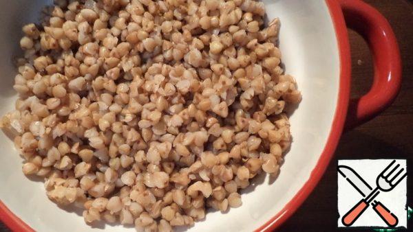 Cook 1 Cup of buckwheat and 1.5 cups of water until tender. I usually cook for 10 minutes and let it stand under the lid without removing it from the stove (the gas is turned off!) for 10-15 minutes.
With this method of cooking and this proportion, buckwheat turns out crumbly and very tasty!