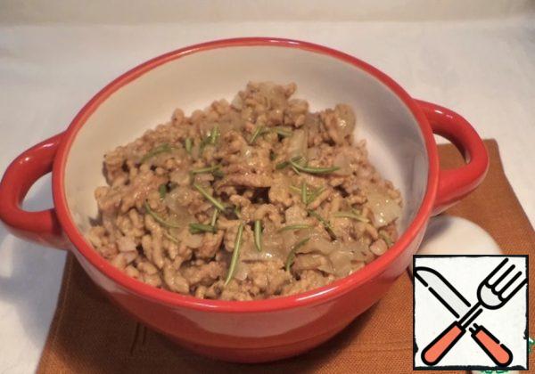 Part of the finished minced meat mixed with the Greek. Part of the leave to decorate the top of the dish.
Minced meat with walnuts to warm up under the lid, that would "make friends" all the components of the dish.
Spread out on portions and garnish with the heated remains of minced meat. Sprinkle with herbs.