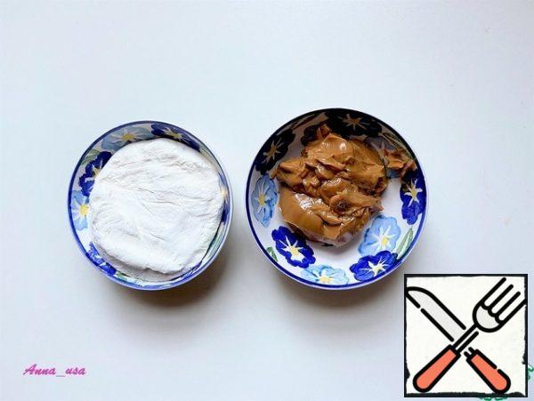 It is very important that both sour cream and condensed milk are thick. Therefore, if the sour cream is liquid, it should be weighed for a day to glass the liquid, and condensed milk should be cooked.
I took 2 cans of sour cream-900g, in the end, after the glass all the liquid I got 570g.