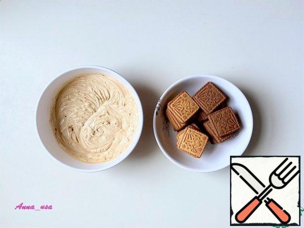 Beat sour cream with condensed milk. Cream of sour cream and condensed milk turns out very tasty, it can be used in any desserts.