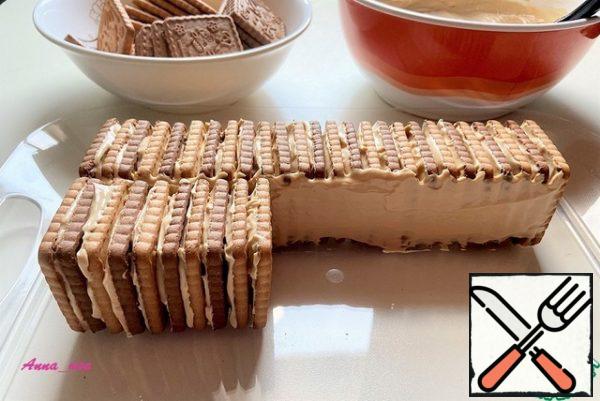 Making one row. Lubricate one side of the cake to which we will add the next row. Making the second row. The length and width of the cake will depend on the dish. The cake can be made in any shape and size.