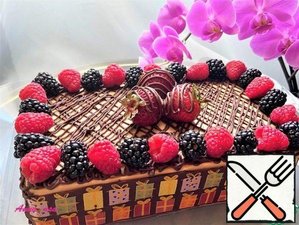 Further flight of fancy. You can sprinkle with grated chocolate, crushed cookies, colorful pastry sprinkles, nuts, etc. or decorate with berries, cream, marshmallows...