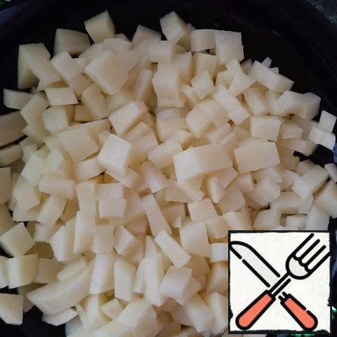 Cut the potatoes into small cubes and put them in boiling water.