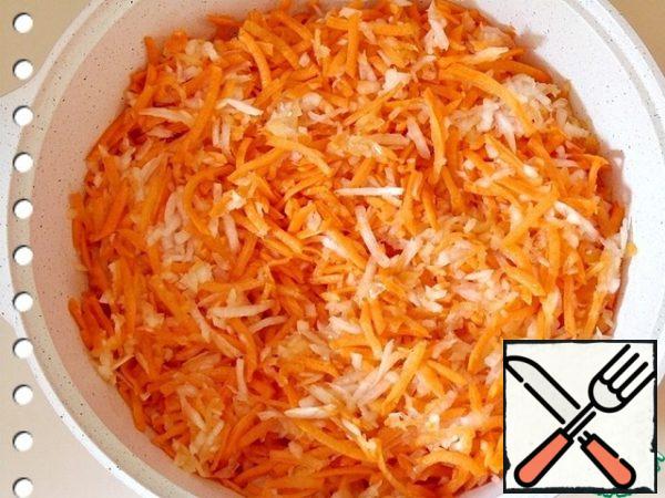 When the garlic is browned, add the onion and carrot and saute over medium heat for 10-15 minutes.