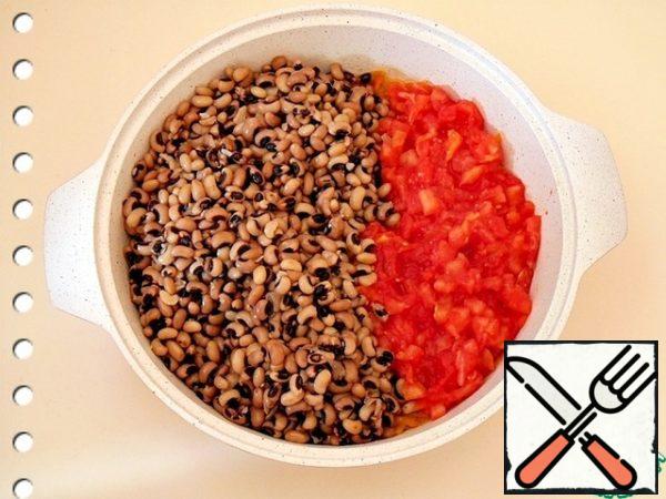 Carrots and onions are limp, add to them prepared beans, diced tomatoes and water. Stir, cover and simmer for an hour, stirring occasionally, so that the vegetables cook evenly.