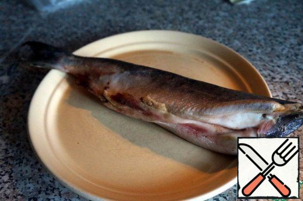 Cut the pink salmon: cut off the head (if with the head – I had already been decapitated), fins, tail-all this can be used to make broth.