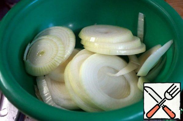Cut the onion into rings.