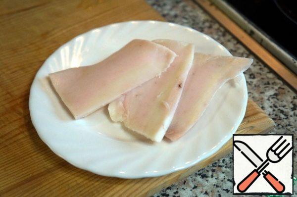 Cut the fat into three thin slices – so that each one is about the size of a fish fillet.