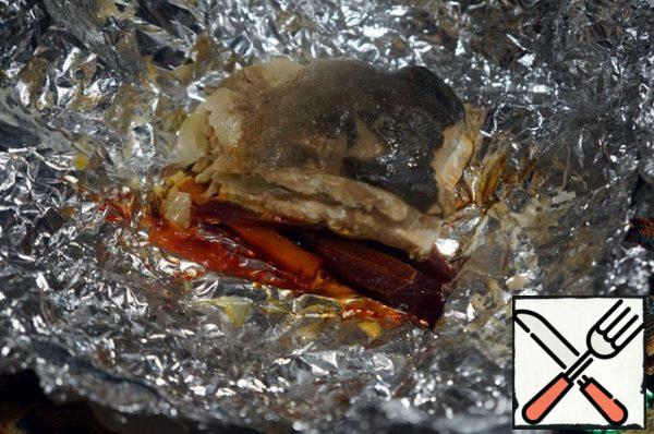 Bake in the oven at 200 degrees for 40 minutes. You can serve directly in foil.