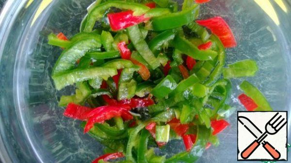 Cut the chili peppers in half lengthwise. If you like very spicy food, leave the seeds and partitions, remove only the stalk. If you don't like it, remove everything using a small sharp knife.
Slice the chili pulp into thin half-rings. Drizzle with oil, add a little salt and mix.