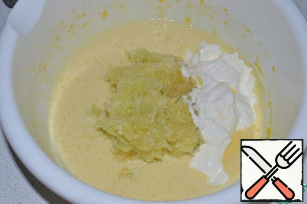 Squeeze the zucchini, add it with sour cream to the egg mixture and mix.