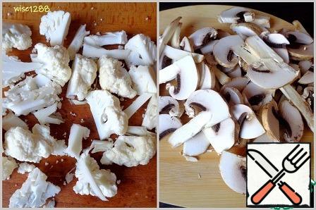 Bring the broth to a boil and add the potatoes. Cook for ten minutes. Divide the cauliflower into heads. Cut the mushrooms into slices.