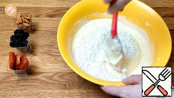 Separate the whites from the yolks. Whisk the whites with half the sugar. Beat the yolks with the second half of the sugar. To the yolks enter the whites and flour mixture