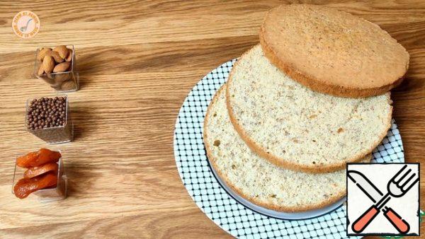 Fill out the form with the test. Bake at 180 degrees and Cool for 45 minutes. Cut the sponge cake