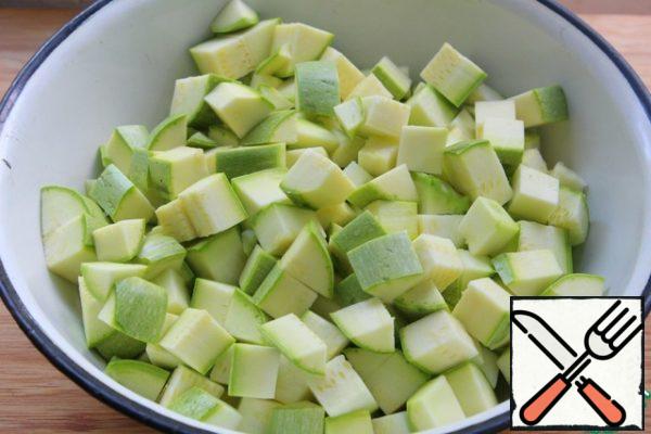 Cut the young zucchini into cubes.