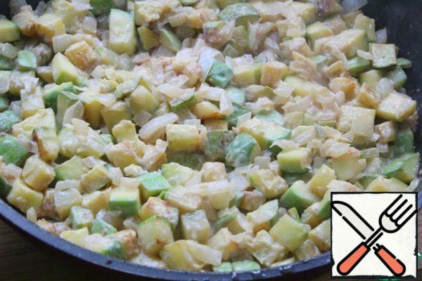 Add sour cream to the onion, stir, then cook for a minute, add the zucchini and simmer until the liquid is almost completely evaporated.
Cool, add salt and pepper to taste.
