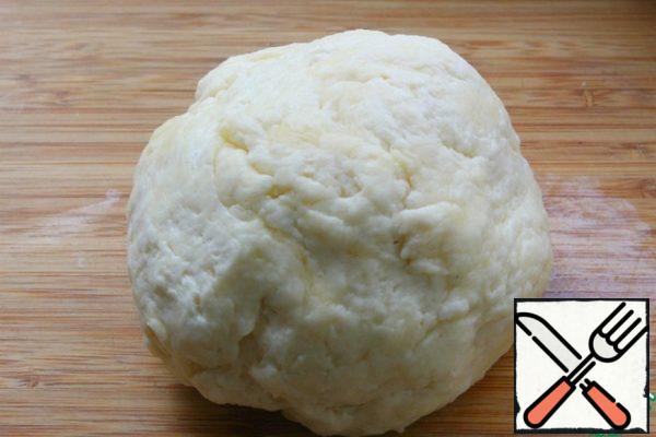 Mix the flour with the baking powder, add the remaining ingredients and knead the dough, you may need a little more flour.
The dough is soft and pliable.