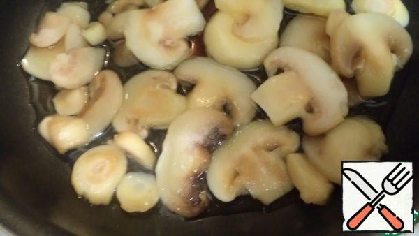 In a saucepan, put out the chopped mushrooms with a small amount of water for 2-3 minutes.