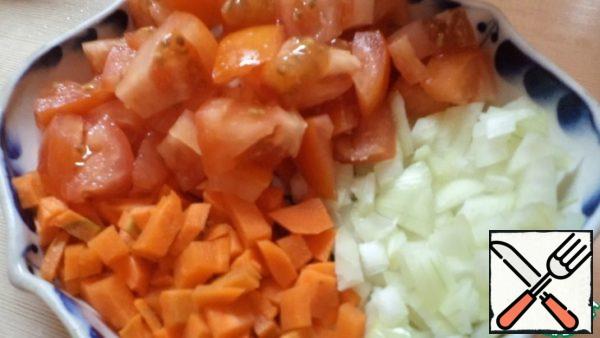 Cut the vegetables and add them to the mushrooms. Pour in the oil, season with salt and bring to a half-cooked state, if desired, add pepper.
