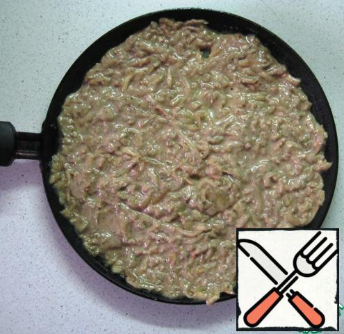Grease a pancake pan with vegetable oil, put the dough (on a pan with a diameter of 20 cm - about 3 tablespoons), level.