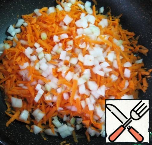 For the filling:
cut the onion into small cubes and grate the carrots. Fry in a small amount of vegetable oil. Allow to cool.